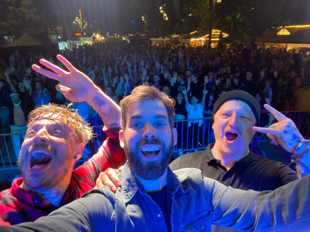 Die Freiheit Band spielt live auf einer Hochzeit und sorgt gemeinsam mit dem DJ für eine volle Tanzfläche.
