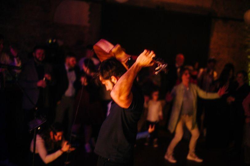 Die Musiker der Freiheit Band spielen live auf einer Hochzeit.