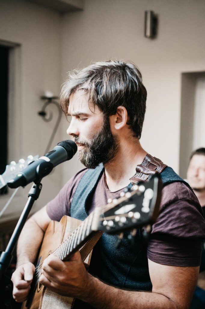 Sänger der Freiheit Band performt live auf einer Hochzeitsbühne.