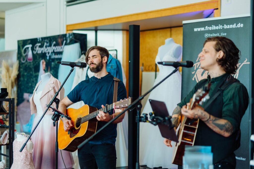 Sänger der Freiheit Band performt live auf einer Hochzeit Messe.