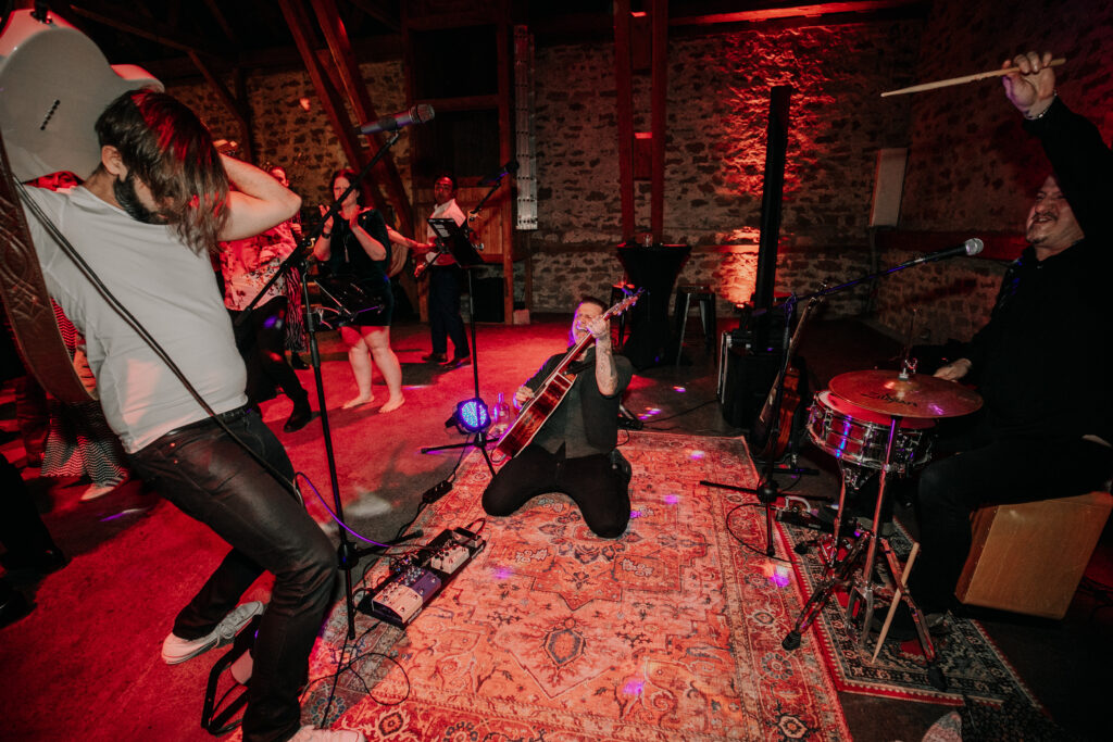 Musiker der Hochzeitsband performen live auf der Bühne