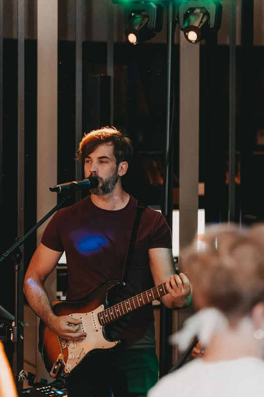Volle Tanzfläche während der Party mit der Hochzeitsband.