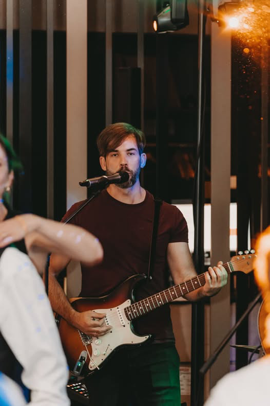Gitarrist begleitet die Hochzeitsfeier mit gefühlvollen Songs.
