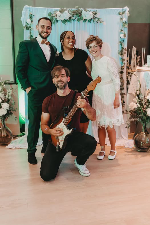 Sänger der Hochzeitsband begeistert die Gäste mit Livemusik.