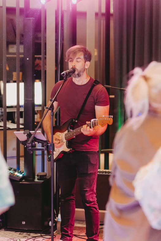 Gäste feiern und tanzen zur Liveband bis spät in den Abend.