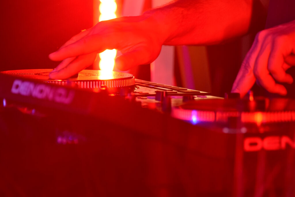 Musiker der FREIHEIT CLUB SESSION während einer energiegeladenen Live-Performance