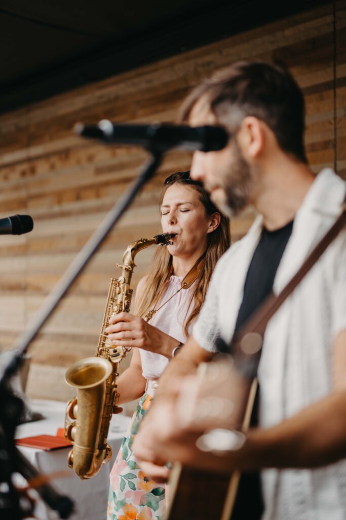 Live-Hochzeitsmusik mit Saxophon und Gitarre im Weingut Leiss in Gellmersbach bei Weinsberg.