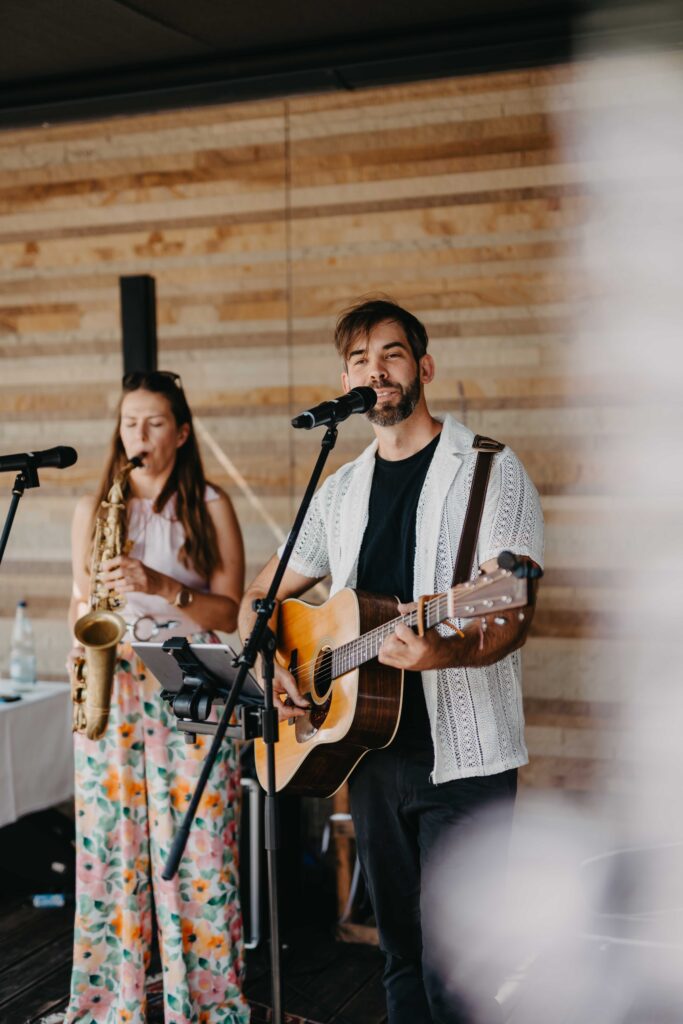 Freiheit begleitet den Sektempfang im Weingut Leiss mit Live-Musik, Gitarre, Gesang und Saxophon.